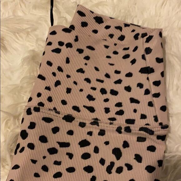 Beach Riot Sport High Waisted Leggings in Tan with Black Animal Spots, Size L - Picture 4 of 7